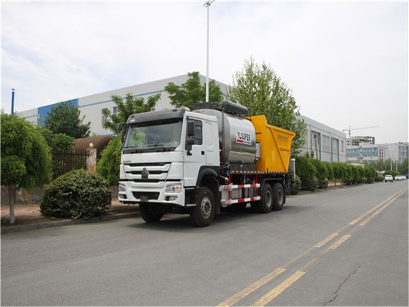 你知道同步碎石封層車在道路施工中的應用